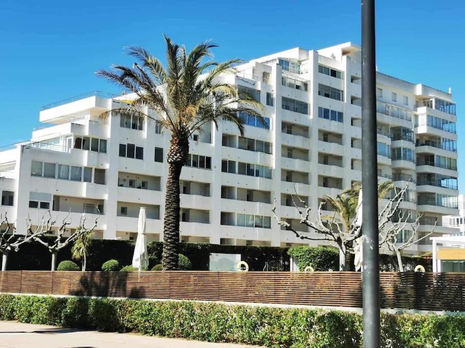 Spacieux Appartement Rose Front Mer Et Piscine Roses Extérieur photo