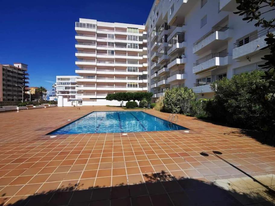 Spacieux Appartement Rose Front Mer Et Piscine Roses Extérieur photo
