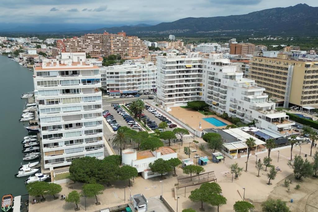 Spacieux Appartement Rose Front Mer Et Piscine Roses Extérieur photo