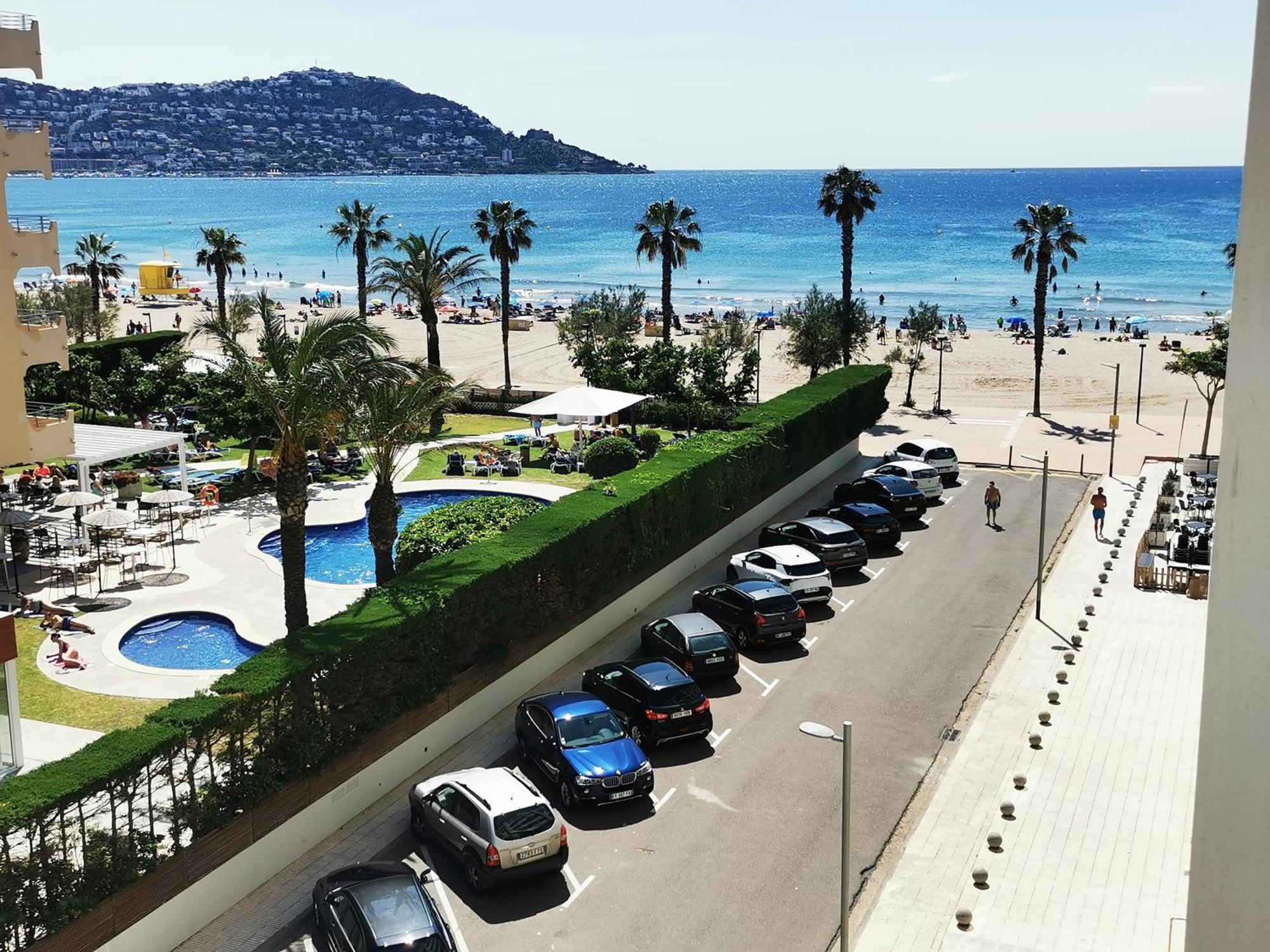 Spacieux Appartement Rose Front Mer Et Piscine Roses Extérieur photo