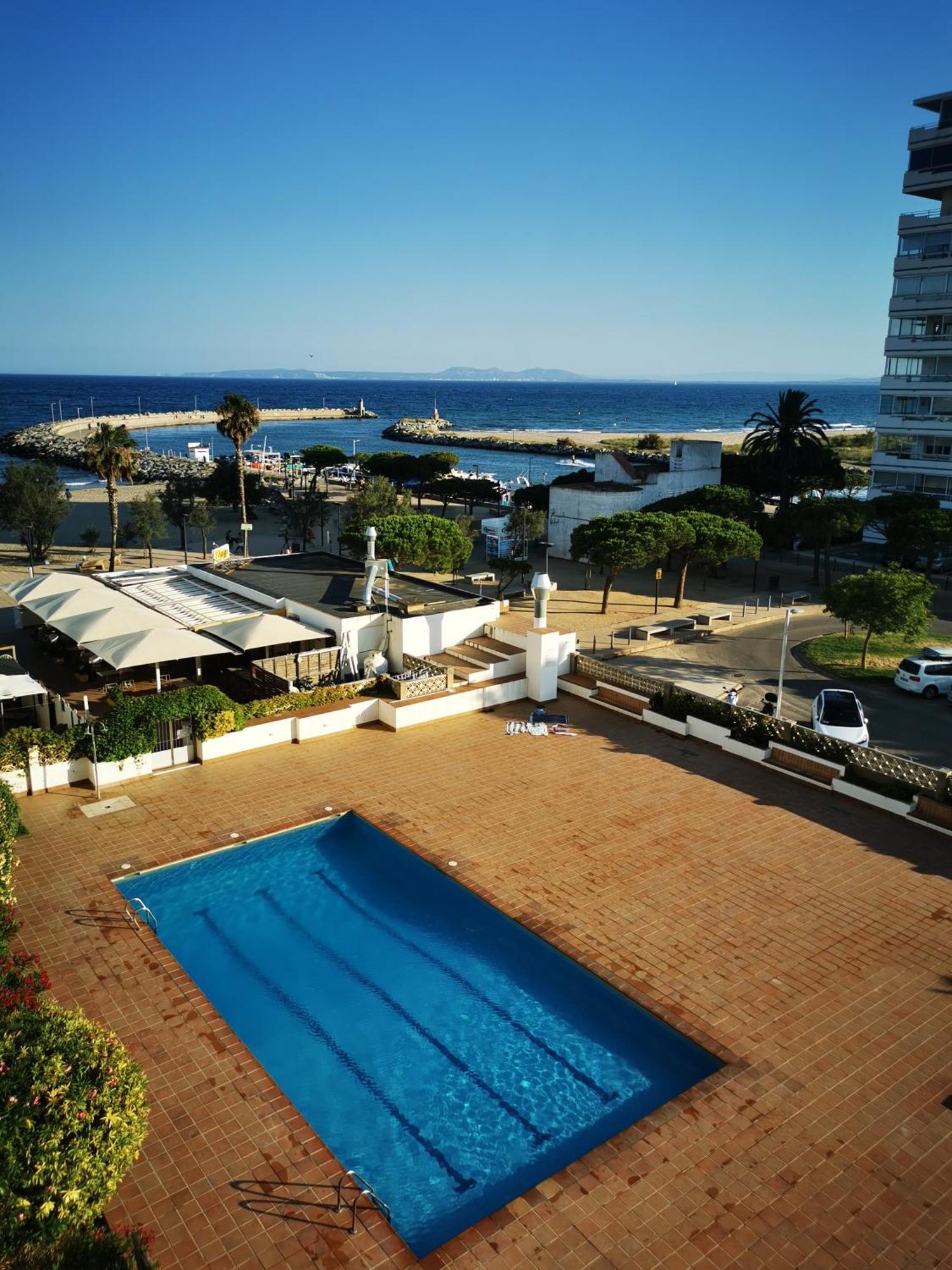Spacieux Appartement Rose Front Mer Et Piscine Roses Extérieur photo
