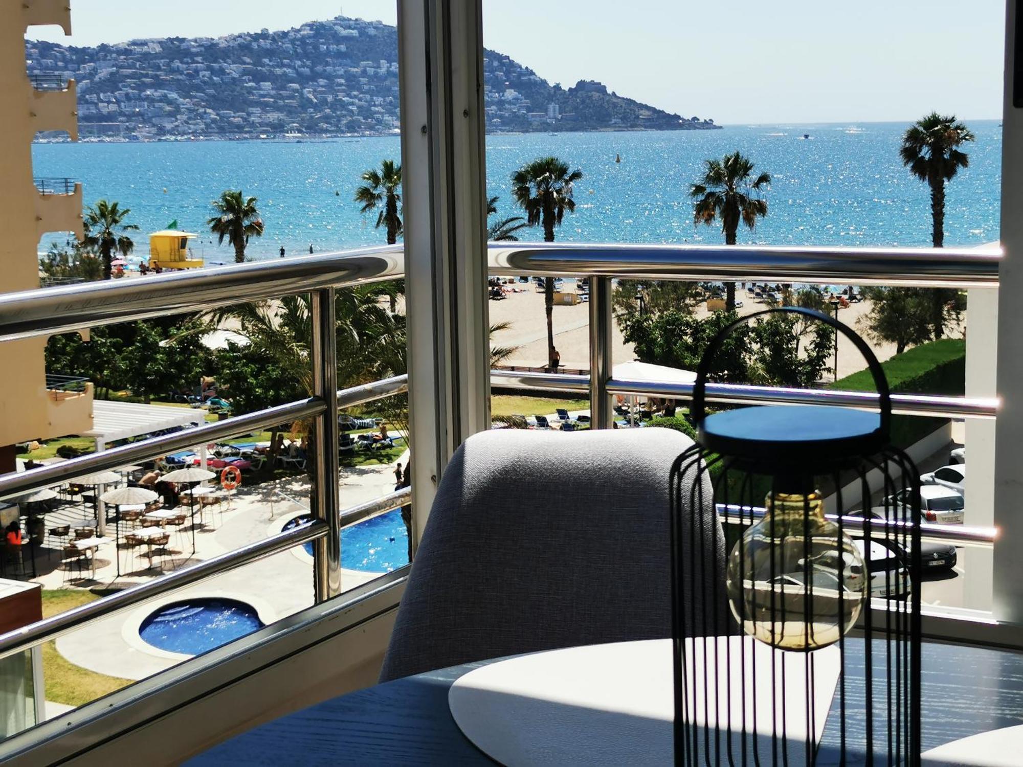 Spacieux Appartement Rose Front Mer Et Piscine Roses Extérieur photo