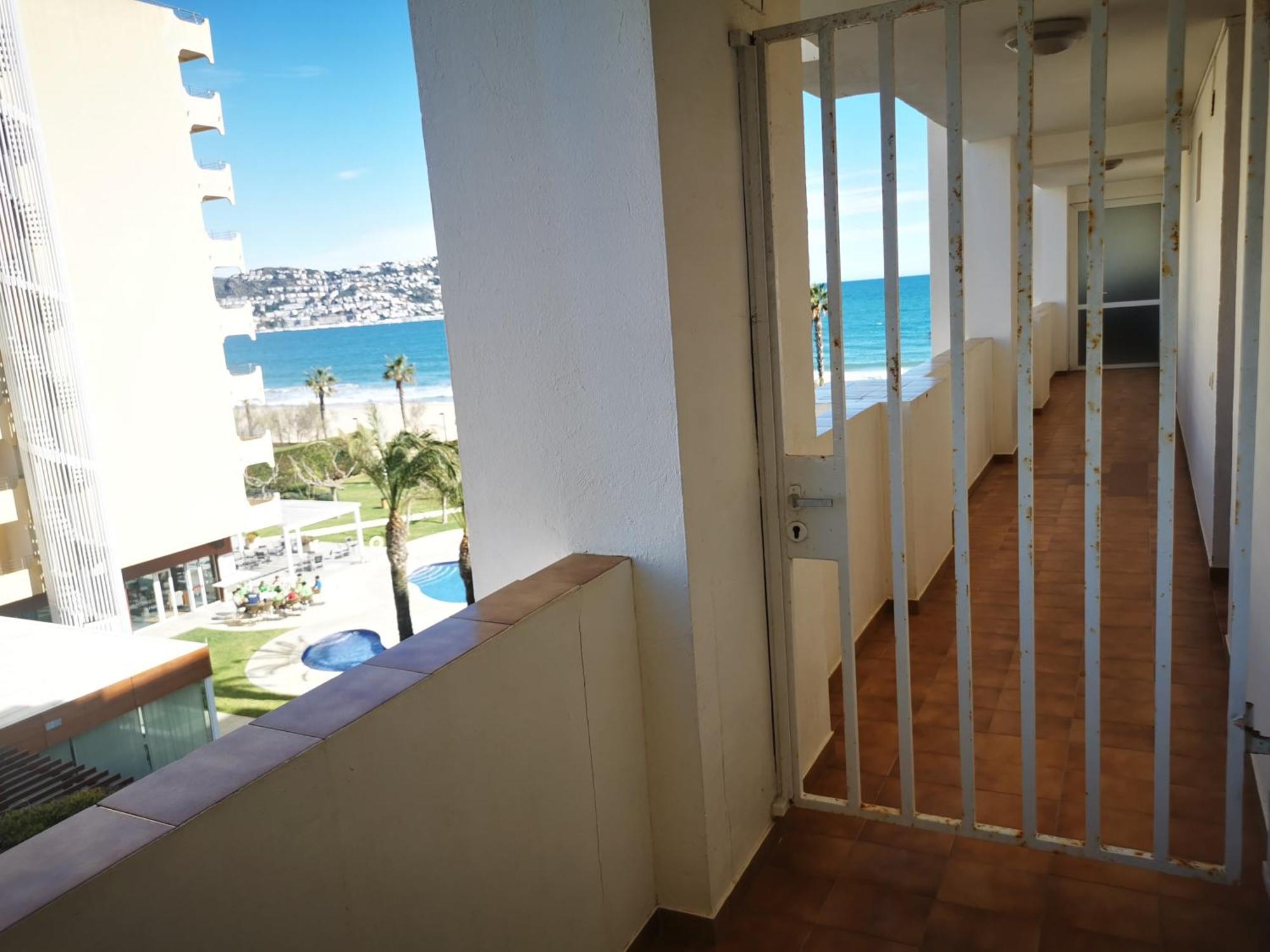 Spacieux Appartement Rose Front Mer Et Piscine Roses Extérieur photo